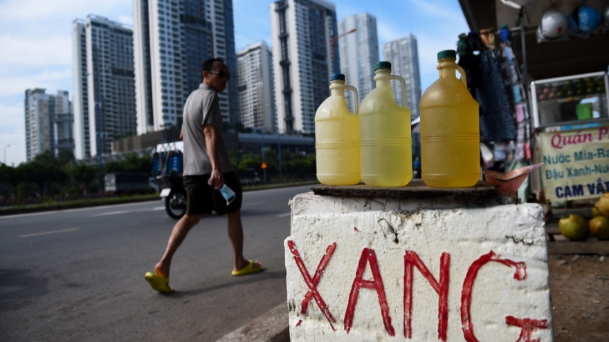 Kinh doanh xăng dầu chai lọ tự phát, cần xử lý nghiêm 